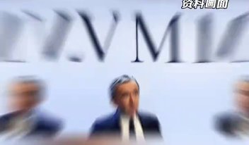 小猫被洪水困在江心，热心市民用无人机救出