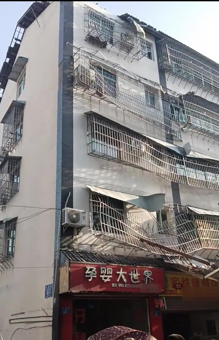 重庆合川一集镇遭遇大风天气，有房屋房顶受损瓦片掉一地 当地：无人员伤亡，正统计灾情