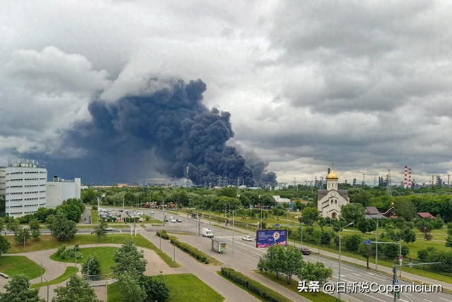 8人死亡还不够？乌无人机夜袭俄女首富仓库，普京遭内外夹击