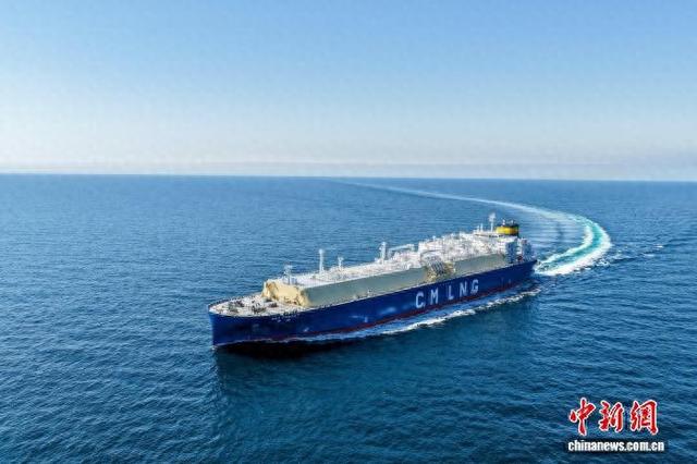 中国自主研发设计LNG运输船“海能”轮在辽宁大连命名交付