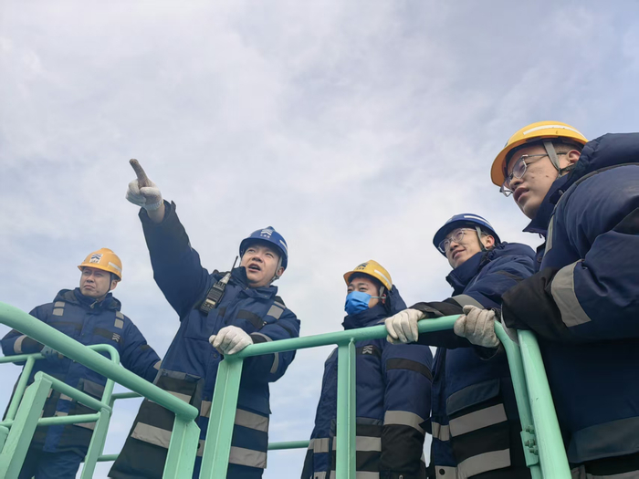 时代人物|无人码头，一个老岸桥司机还能做什么