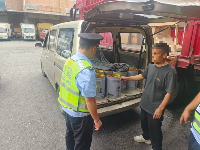 成都市交通运输综合行政执法总队查获一起非法运输危化品案