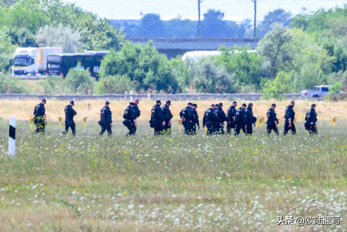德国机场现塞姆汀炸药无人机，冷战恐怖炸弹重现，运输机也失灵？